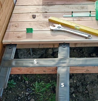 Isoleret anneks: Terrassebrædder til isoleret anneks med terrasse Isoleret anneks: Der lægges terrassebrædder på terrassen til isoleret anneks